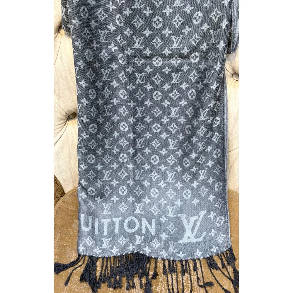 Flat $200 Sale Louis Vuitton Grey Monogram 100% Wool Scarf Made in Italy Fringe